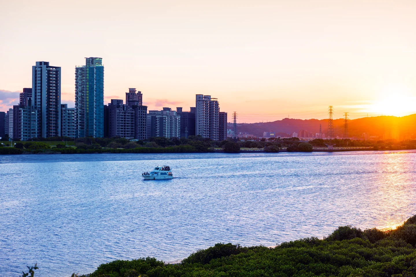 夕照下的淡水河畔